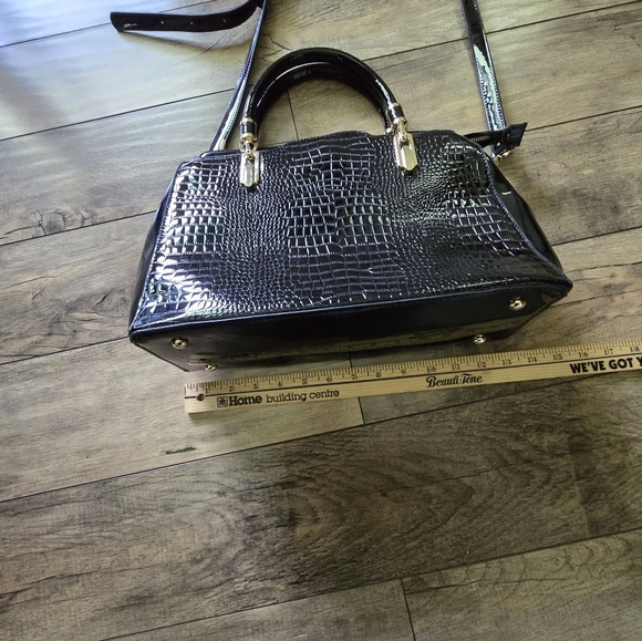 Elegant Black Crocodile-Embossed Women's Bag - Picture 8 of 9